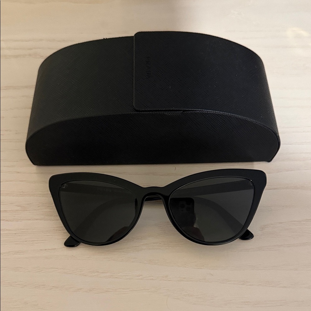 Elegant Black Cat-Eye Sunglasses Prada
